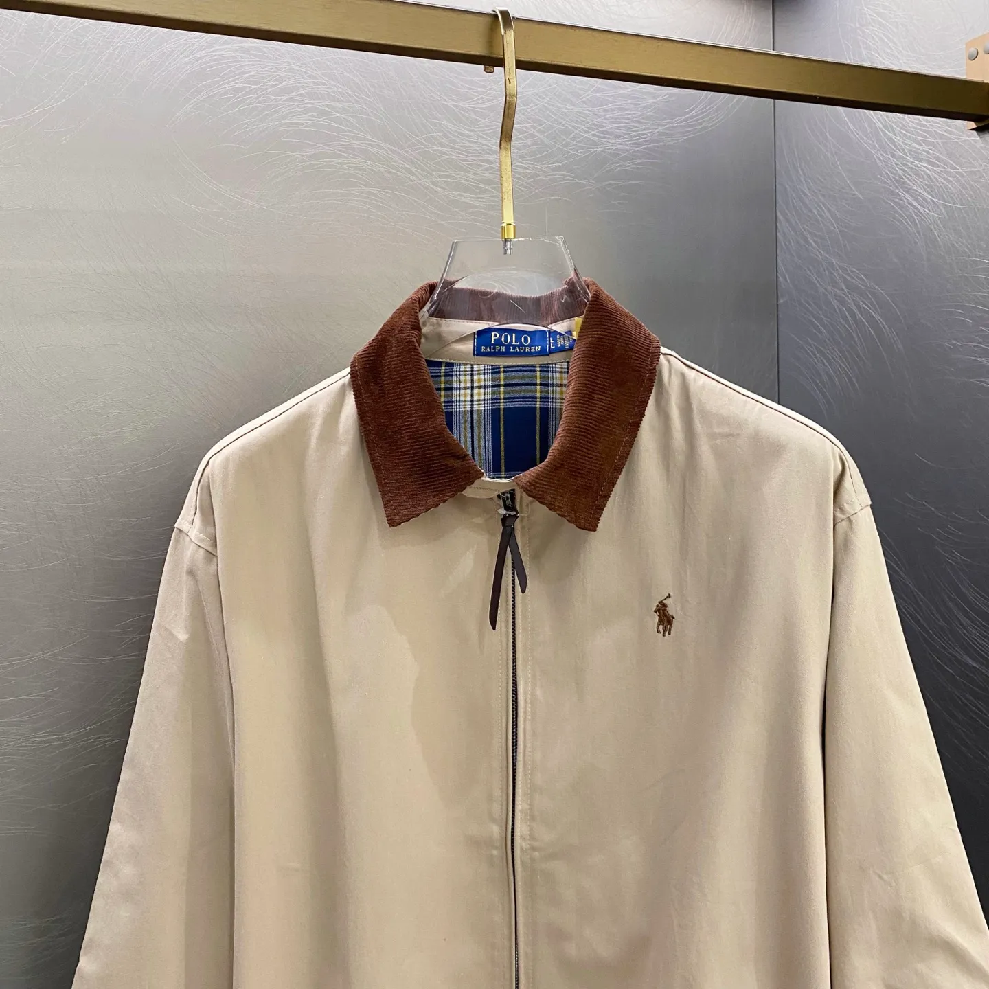 P290 Ralph Lauren second-hand corduroy collar jacket. This Ralph Lauren second-hand jacket has a high usage rate in autumn and winter. The corduroy collar is very American retro and the denim shirt inside is the Brokeback Mountain outfit that was very popular last year. The interior stripes and plaid are matched, which is a perfect combination of temperature and trend. This is also an eternal classic that both boys and girls can wear. The fabric is really different from others. The new model is not as stiff as the old model. I think it is better to wear. It is 100% pure cotton. The hardness is just right and not that stiff!! This is this year’s upgrade, but I feel it is easier to wear. The embroidery on the chest is made of German Oman embroidery fiber with original data. The embroidery process is very particular. It uses Japanese Tajima machines to ensure the embroidery is exquisite and three-dimensional, which is what I said is different from the ones on the market. Regarding the workmanship, the version is a loose version for both boys and girls!! The coat can be worn longer and is about to go out in October during the Mid-Autumn Festival. Retro will never go out of style. Color: Khaki Black Size: S-XL S: Bust 118, Length 70, Sleeve Length 68, Shoulder Width 50 M: Bust 122, Length 72, Sleeve Length 69, Shoulder Width 51 L: Bust 126, Length 74, Sleeve Length 70, Shoulder Width 52 XL: Bust 130, length 76, sleeve length 71, shoulder width 53